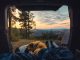 Guiden till att hitta de mest fridfulla campingplatserna i skogen illustration